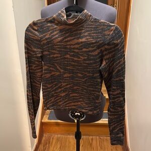 H&M XS Tiger Print Long Sleeve Crop Top